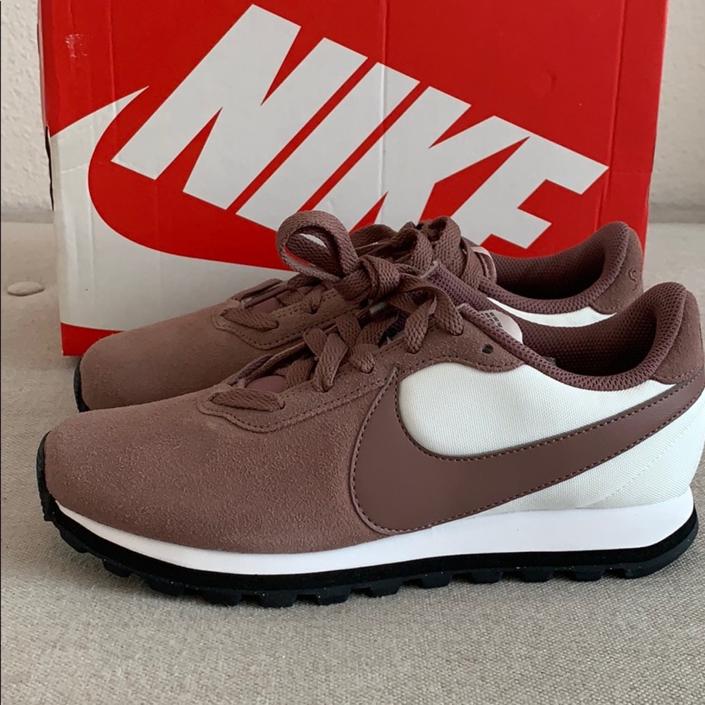 Nike - Picture 2 of 5